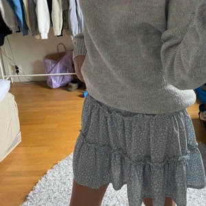 Blå kjol - Ljusblå kjol med vitt leopardliknande mönster. Endast använd en gång och är i nyskick!