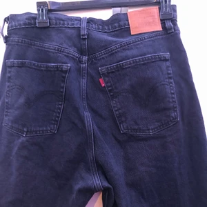 LEVI’S svart/grå jeans  - Säljer mina jätte snygga levi’s jeans i färgen grå/svart, storleken är 30x27 och passar till M. Dom är bootcut också. Köpta från Zalando för 1000kr men har använt ca en gång 💕💕