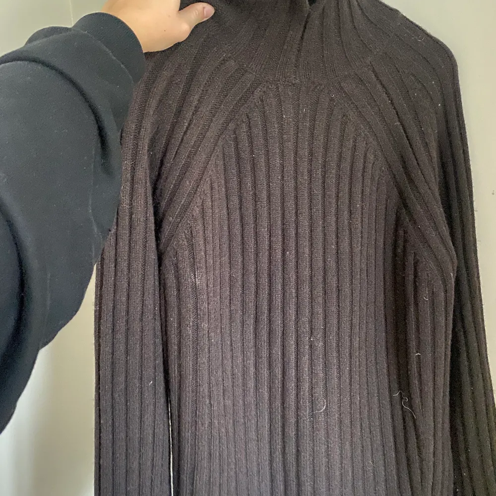 Jätte snygg brun stickad tröja från hm! Köpt förra året men använd bara en gång….. Tröjor & Koftor.