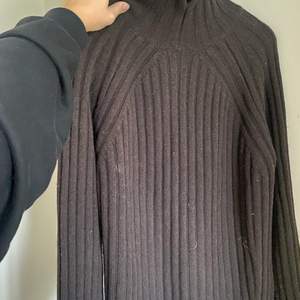 Jätte snygg brun stickad tröja från hm! Köpt förra året men använd bara en gång….