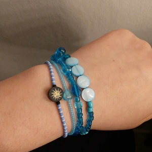 Blåa beads armband  - Fyra hemmagjorda armband, allt kommer i ett kit med färgen blå, det är stretch band så armbanden borde passa de flesta. 