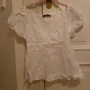 Brandy Melville topp - Säljer en super söt brandy topp! Användet fåtal gånger men så gott som ny. Den har små bråderier vid längst kragen och runt där bak i nacken och vid armarna. Skriv om du skulle vilja ha närmare bild på något!
