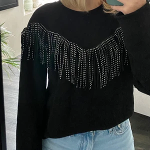 Tröja med fransar - Långärmad tröja med fransar, knappt använd. Lite oversized passform ❤️ Köparen står för frakt
