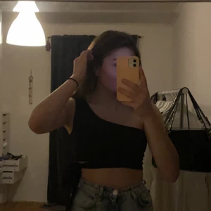 Fin svart topp - Säljer nu den a fina svarta topp