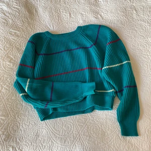 Randig stickad  - Världens söööötaste stickade tröja i en blå-grön färg! köpt second hand men känns inte särskilt använd alls. Saknar dock lappar så oklart vilken storlek/märke det är men skulle säga S/M 