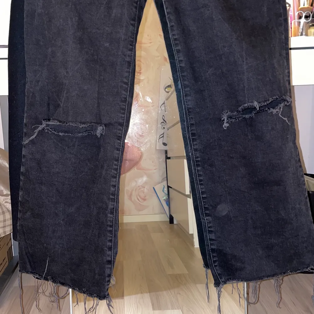 Svarta jeans med slitna hål på knäna och nertill vid anklarna! Modell Jane från lager 157! Stretchigt tyg och väldigt bekväma! Använda 1-2 gånger!🖤. Jeans & Byxor.