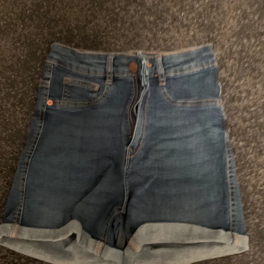 Hej! Jag säljer mina fina shorts som är från Gina Tricot. Jag har andvänt dom ungefär 4 gånger och de va 2019 . Jag kommer inte ihåg vad jag köpte dom för men säljer dom ändå för ett bra pris.😁❤️ . Shorts.