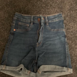 Jeans shorts mörkblå - Hej! Jag säljer mina fina shorts som är från Gina Tricot. Jag har andvänt dom ungefär 4 gånger och de va 2019 . Jag kommer inte ihåg vad jag köpte dom för men säljer dom ändå för ett bra pris.😁❤️ 
