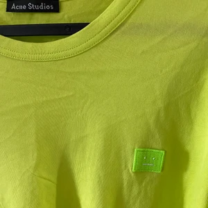 Acne T-shirt, storlek L (skulle passa M) - Tröjan är i fint skick och använd endast ett fåtal gånger. Normal passform och stretchig i materialet.