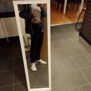 Levi's sraight fit 501 svarta jeans - Oanvända i cirka 1år och när de var använda var det ett fåtal gånger då min stil ändrades när jag köppte dem. Men storleken är w32 L34 och är köppta från Levi's butiken i emporia. Allt som allt så är de ett kap på 300kr då orginalpriset var 1100. 250kr vid snabb affär.