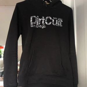 Dirtcult hoodie storlek L - Liten i storleken så om du har storlek s/m så kan du nog ha hoodien