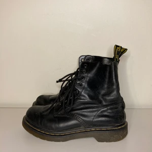 Dr. Martens  - Ett par svarta Dr. Martens i storlek 38. Det syns att det är använda men det är inget märkvärdigt. Priset kan diskuteras✨