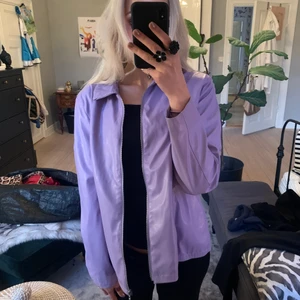 Lila lackjacka💜 - Jacka i lack/skinn imitation som är köpt på erikshjälpen men aldrig använd💖💖