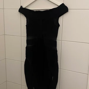 Klänning - Repor längst ner runt om klänning som knappast märks av, väldigt kroppssyd