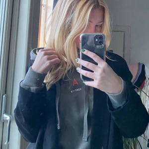 Hoodie  - Cool hoodie, med färgglatt tryck. Oanvänd o i fint skick🧡🧡