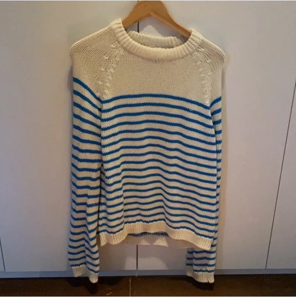 Den helt slut sålda jätte trendiga tröjan från Zara!🙈⚡️ Många intreserade!! HÖGSTA BUD: 500kr💥.              💥Den finns kvar!💥. Tröjor & Koftor.