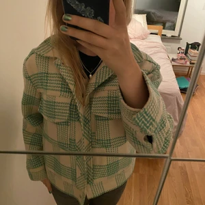 Rutig jacka - Fin höstjacka i bra skick från Gina tricot, köpt för något år sedan för ca 1000, säljer för 350💞 I väldigt bra skick😇