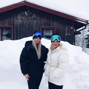 Vit jacka från Nelly i storlek 36.  - En vit jacka jag inte längre använder från Nelly! Den har en del sminkfläckar på luvan och fickan och om ni vill ha mer bilder skickar jag gärna bilder. 😊