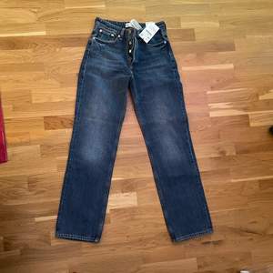 Långa jeans från Zara med straight leg. Säljes inte längre på hemsidan. Säljer eftersom de är för små. Nypris 400kr. 