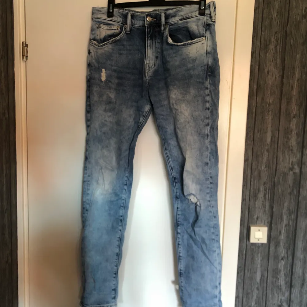 Storlek 32, använt fåtal gånger - bra skick, ser ut som nya.. Jeans & Byxor.