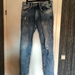 H&M jeans storlek 32 - Storlek 32, använt fåtal gånger - bra skick, ser ut som nya.