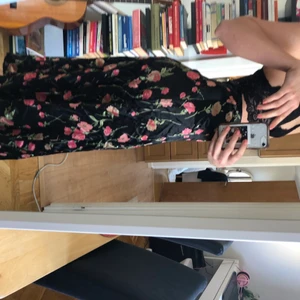 Satin midi kjol med blommönster - Väldigt fin satinkjol i midilängd från ett engelskt märke. Använd 4-5 gånger. Nypris 399kr