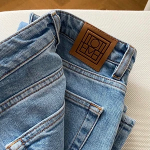 Totéme jeans - Jeans från Totéme. Riktigt bra kvalitet och passform. Nyskick! Nypris ca 1900kr. Straight/slim modell. Strl 24/32.