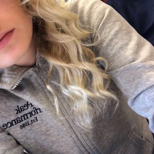 Peak performance zip up tröja - Storlek 156-162! Är i nyskick och säljer då den inte passar i armarna för mig!