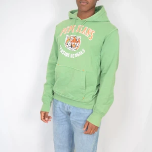 HOODIE PEPE JEANS - HOODIE PEPE JEANS                                          Green, Fair Condition(light stains on the right sleeve), Size M, Model length: 178cm, 149sek  Measurements: Chest: 55 cm, Shoulder To Shoulder: 48 cm, Sleeve: 68 cm, Length: 65 cm                 Andra frågor? Kontakta oss via DM eller några av de andra kontakt alternativen i vår profil. / Further questions? Contact us via DM or some of the other contact alternatives in our profile.