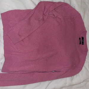 Mango Cahmere tröja - Rosa Cashmere tröja, sytt igen hål på armbågarna men det syns knappt då det är bra gjort 