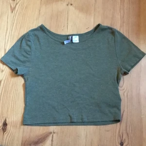 Grön magtröja - Olivgrön magtröja perfekt till typ bootcut jeans