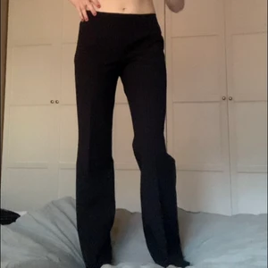 Randiga  kostymbyxor  - Svarta kostymbyxor med smala ränder (gråvita?). Byxorna är lågmidjade, skriv för mått och bilder ♥️♥️ frakt 79♥️♥️