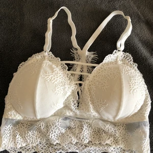 snygg vadderad bralette/bh - vet inte vad det är för märke. bra skick och knappt använd. vet inte exakta storleken, men passar bra på mig som har a-kupa och går också att justera banden
