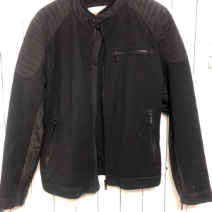 Zara jacka /kofta - Snygg herrjacka lite tunnare att kunna ha istället för kavaj . Snygg passform lite använd 