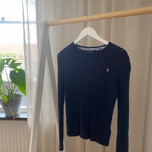 Ralph Lauren tröja - Snygg kabelstickad Ralph Lauren tröja köpt för 1500 kr så mysig o fin!