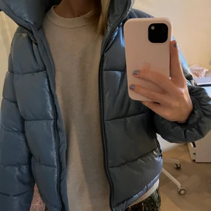 Vinterjacka  - Varm och skön vinterjacka i en härlig ljusblåfärg😍jackan är i jättebra skick! Har tyvärr klippt bort lappen, men skulle gissa på att den är storlek 36 eller 38(S). Den passar perfekt på mig som är kring 165. 