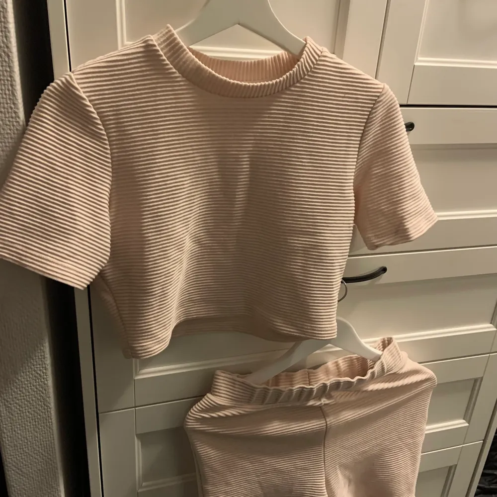 Härligt rosa skönt set, Använd fåtal gånger, bra skick! . Yläosat.