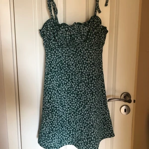 Söt grön klänning  - Köpte denna förra året, och har aldrig kommit till användning och prislappen sitter därför kvar. Säljer pga inte min stil. Den är jättefin och sitter skitsnyggt på. Den är kort men man ser inte rumpan. 