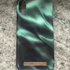 Mobilskal som passar IPhone XR. Köpt på ideal of sweden, nypris ca 299kr. Lite skador vilket framgår på bilderna☺️☺️