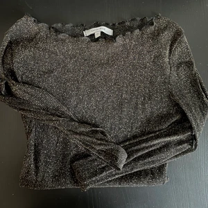 MESH TOPP - Guldglittrig mesh-topp från Chiquelle, perfekt till fest, storlek XS men är väldigt stretchig<3