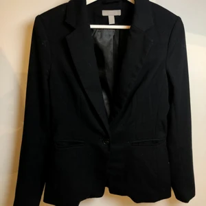 Kavaj - Säljer min svarta och min marinblå kavaj i nyskick. Endast använda ett fåtal gånger :) 50kr styck eller båda för 80kr👍🏼