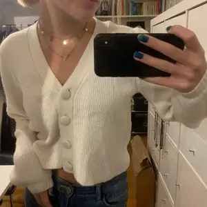 Superfin vit stickad tröja/kofta från Zara som är köpt för bara några månader sedan och använd bara några få gånger (fint skick)! Säljs då jag har flera liknande 
