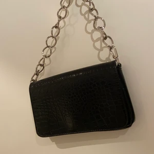 Snygg väska - Snygg svart väska med mönster på. Använd fåtal gånger och är i superskick! 