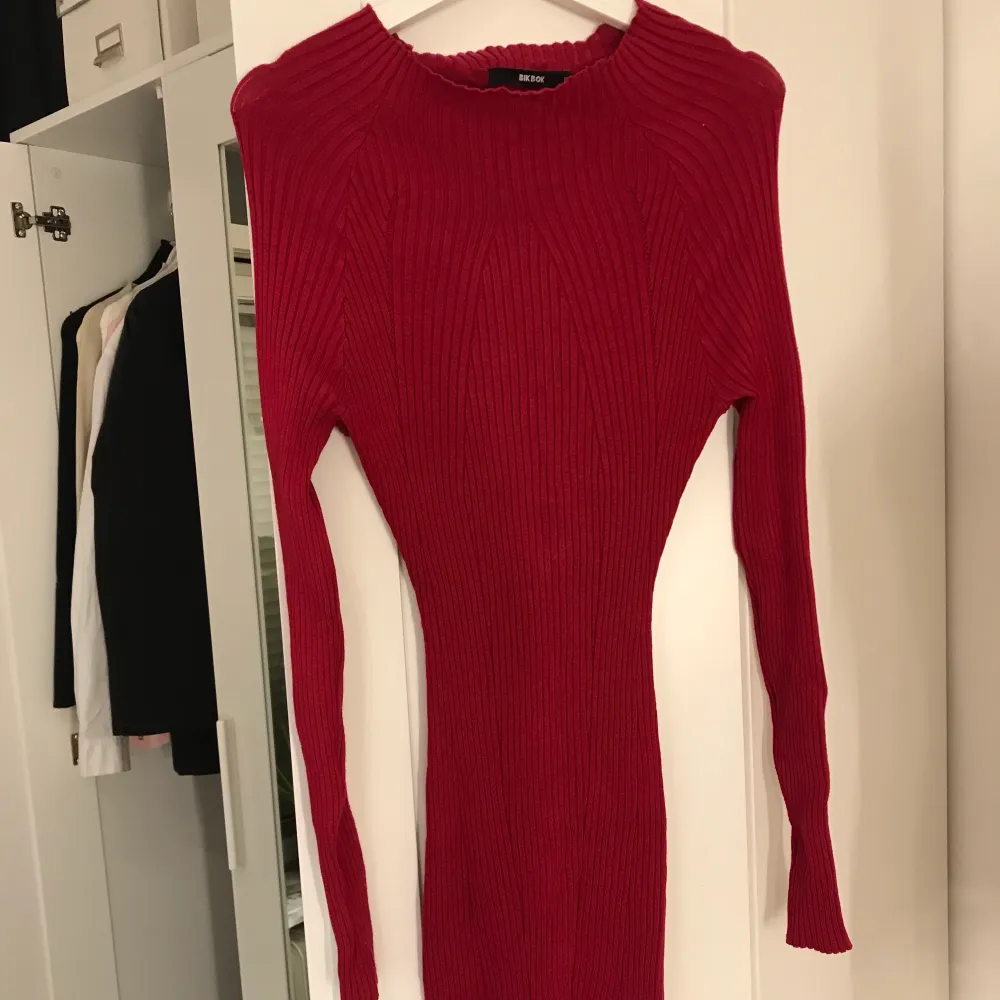 Denna mysiga ribbade klänning från bikbok är i strl M och i en röd/rosa färg, den är knappt använd!. Klänningar.