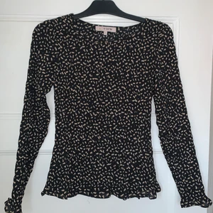 Blus  - Jättefin lite smockad blus med mönster, strl 36, nypris 700kr - mitt pris 200💞