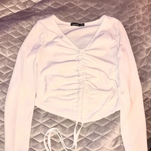 Boohoo tröja XS - Tröja från boohoo storlek XS knappt använd spänn knuten vid midjan 