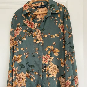 Skjorta - Väldigt fin blommig skjorta som även är väldigt tunn. Skjortan har använts endast några gånger och är i storlek XS💕