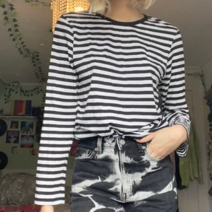 Randig svartvit tröja  - Randig tröja, simpel att stylea, också perfekt till halloween om man vill klä ut sig som fånge. Är XS men sitter som en S 💕💕💕 ger rabatt vid köp av flera plagg 💕💕