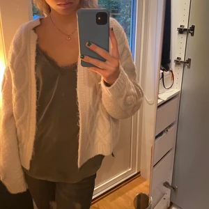 Vit stickad kofta - JÄTTEFIN kofta som jag nästan aldrig använt pga att jag har andra koftor, men den är såå fin och passar till allt💗💗💗Köpte den på mango i vintras💕Storlek M men passar på alla💗