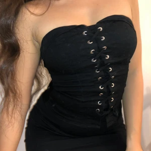 Topp - Svart topp med dragkedja bakom och korsett inspererad 
